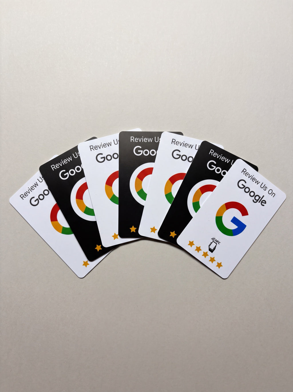 Tarjetas NFC de reseñas en blanco y negro