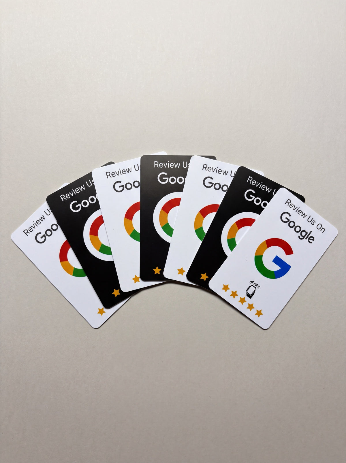 Tarjetas NFC de reseñas en blanco y negro