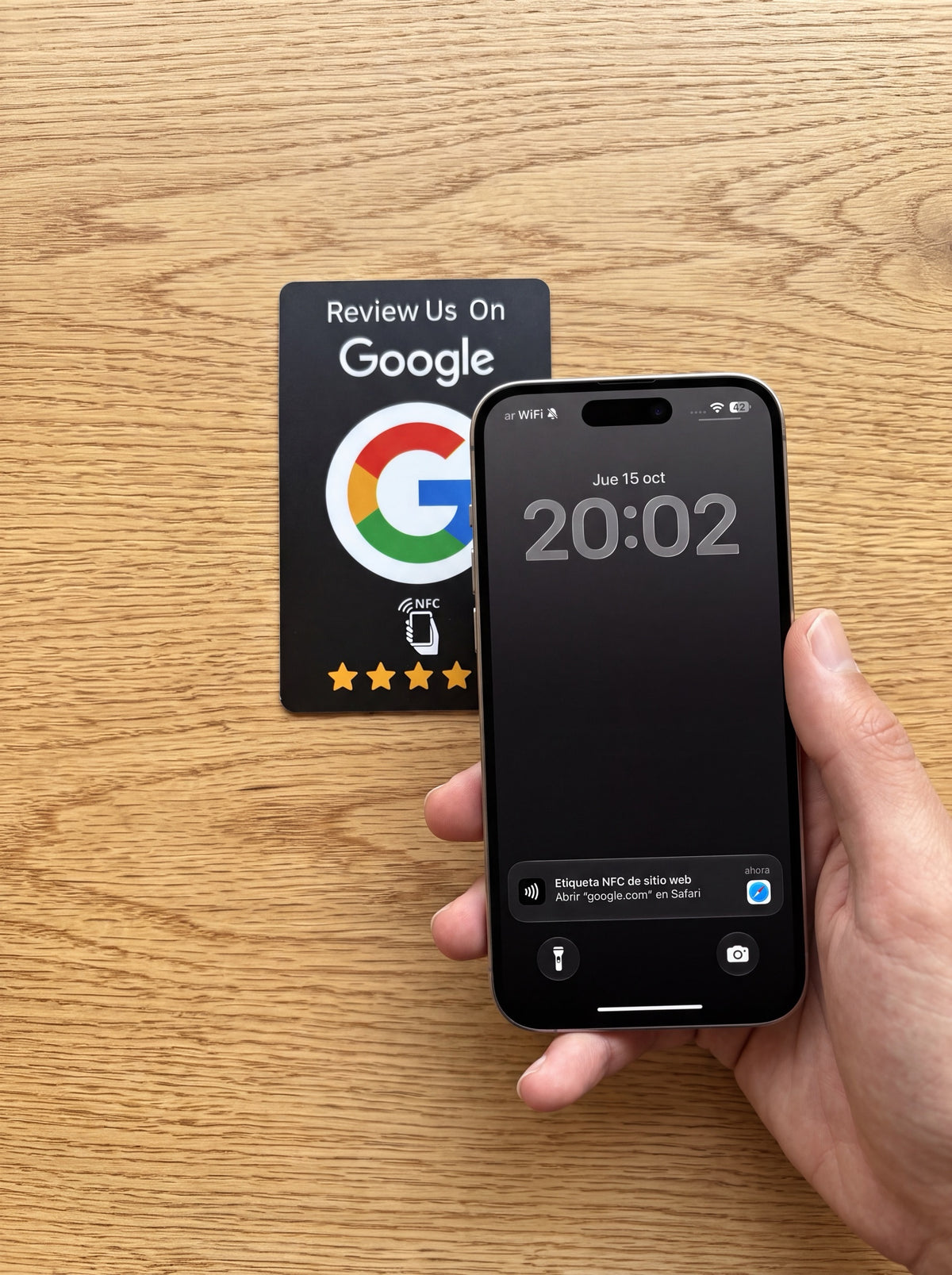 Al acercar el móvil a la tarjeta aparece el aviso para abrir la reseña